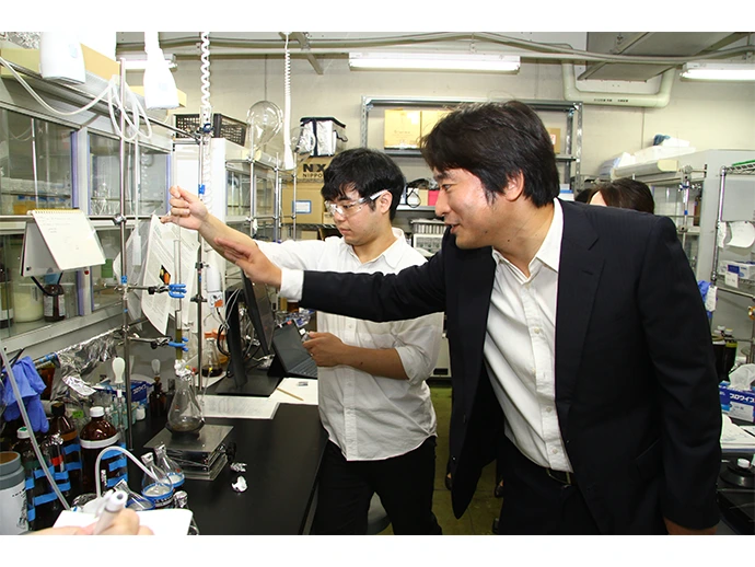 Daily research to discover seeds for new medicines from marine organisms