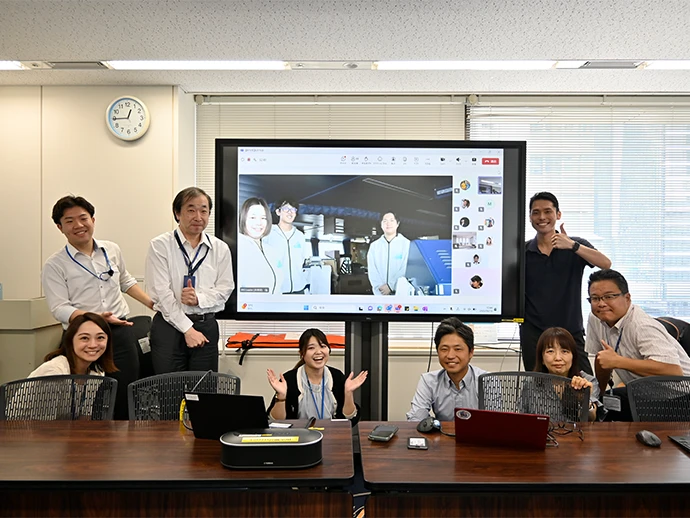 A haiku gathering held by connecting with a ship from the head office 