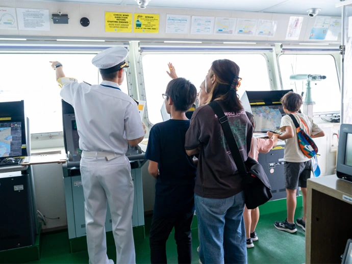 Excited children during the bridge tour