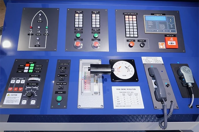 Realistic instruments impress even active navigation officers