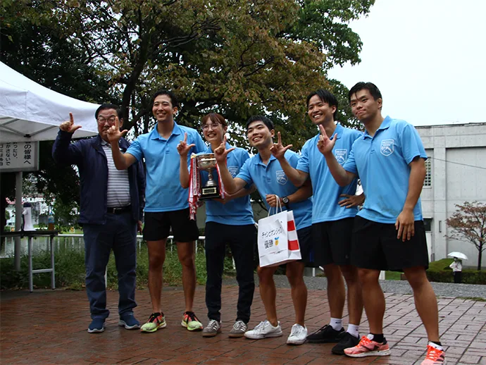 The NYK LNG Group, champions of the flagship Championship category, pose with NYK President Takaya Soga during the awards ceremony.