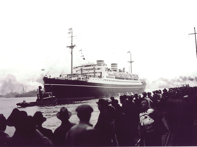 A farewell scene featuring Asama Maru 