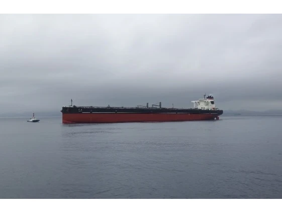 On the outbound journey, the tanks are empty, and the draft (the distance from the waterline to the bottom of the vessel) is approximately 11 meters.