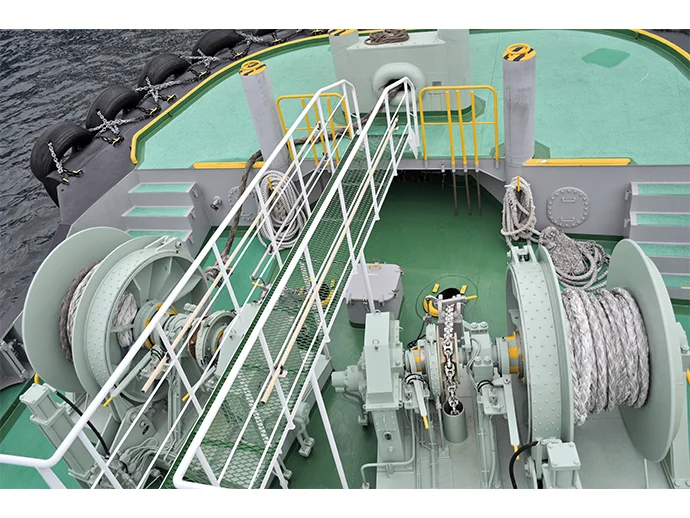 Tug line installed at the bow 