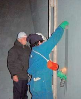 Wall Wash Test: Measures substances adhering to the surface of cargo tanks. Inspectors spray a reagent onto the tank walls and analyze the components contained in the runoff. Inspections are conducted particularly rigorously before loading methanol; a salt concentration of 0.5 ppm or less is generally required to pass. This level corresponds to approximately 2 milliliters of seawater in 200 liters of water.