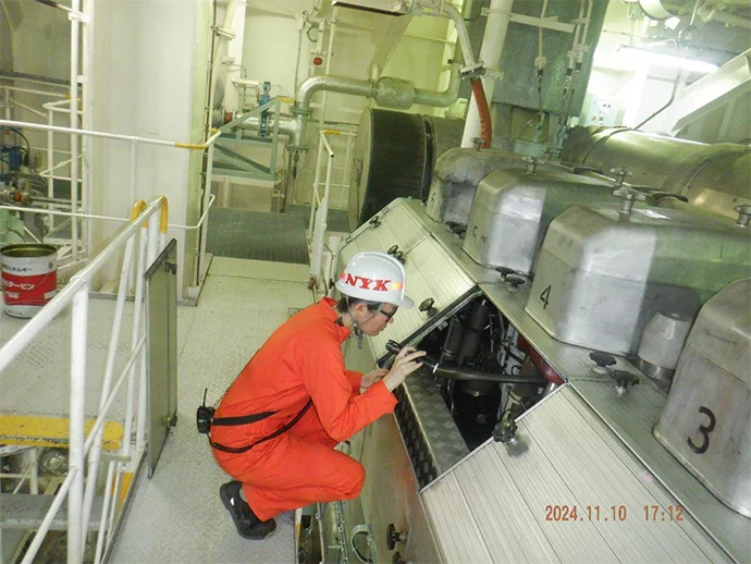 Chief Engineer Yano carrying out engine room operations