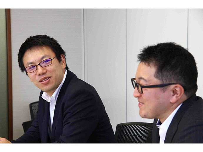 Suzuki (right) with Hiroyuki Sakaguchi, Chief Engineer, Ship Support Team, Marine Group