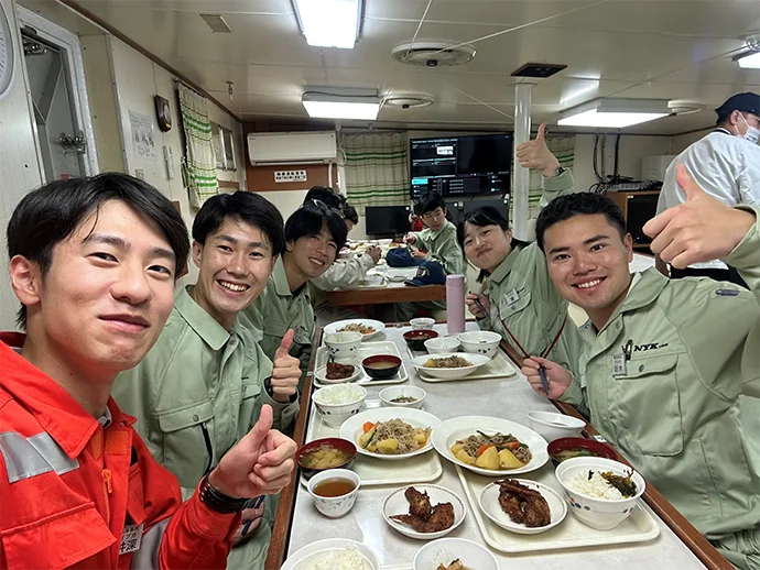 A cheerful mealtime during onboard training, filled with laughter (Kaneyoshi, second from left)
