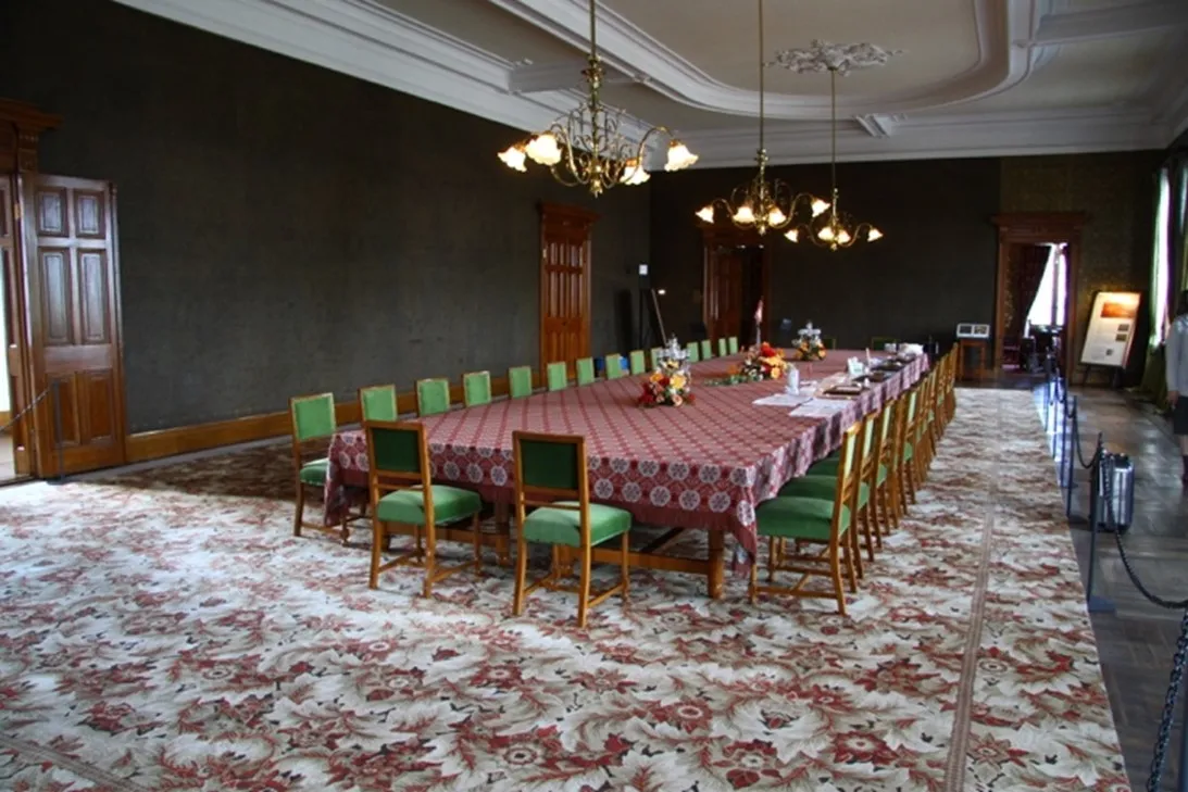The meeting room used for the “kinkarakawakami” workshop; it hosted the Japan–Russia Sakhalin boundary conference in 1906. The stucco ceiling decorations are especially notable.