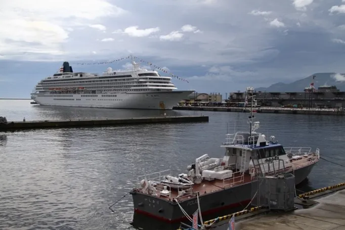 ASUKA II arriving at Otaru port on the day of the event. Many people gathered to catch a glimpse of the large, elegant ship (overall length 241 meters; width 29.6 meters; 436 guest rooms; passenger capacity: 872; crew: approx. 490).