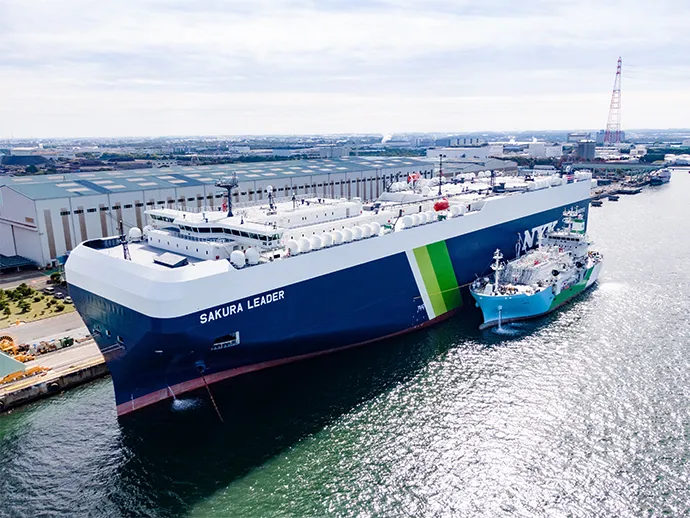 LNG bunkering to the car carrier SAKURA LEADER by Kaguya