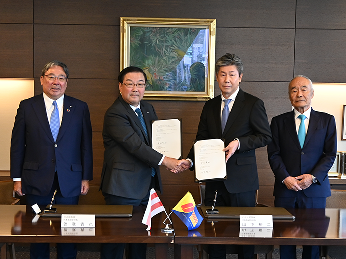 Signing ceremony, from left to right: Hitoshi Nagasawa, Chairman, NYK: Takaya Soga, President, NYK: Yuji Yamashita, President, Oono Development: and Teruo Ohno, Chairman, Oono Development