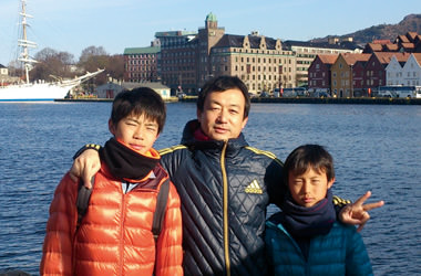 ベルゲン観光で記念撮影。家族と過ごす時間は一息つける瞬間です。