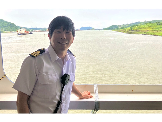 山中船長は本インタビュー時乗船中、パナマ運河より