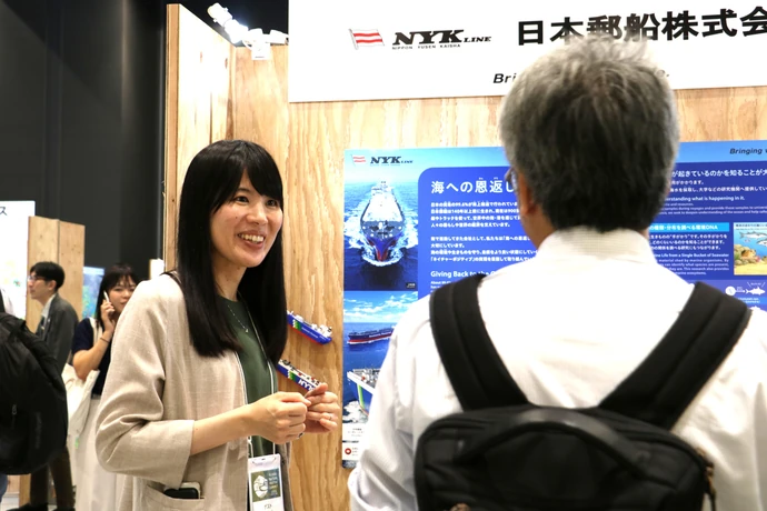 サステナビリティ経営グループ・サステナビリティ経営企画チーム課長代理　加藤恵利子（左）