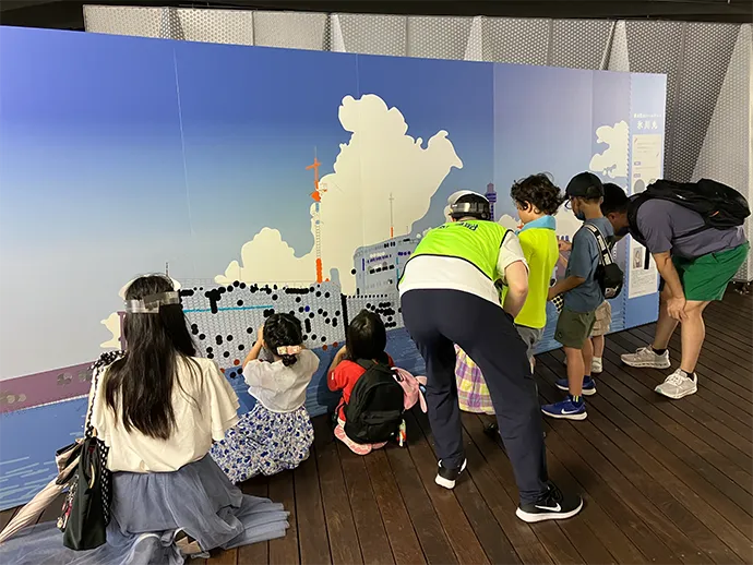 丸シールを貼る様子