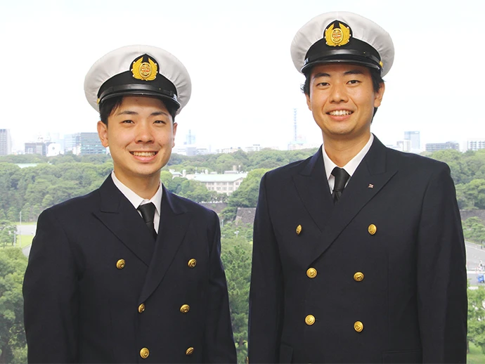 竹俣多聞(左) 2018年入社。LNG(液化天然ガス)船、コンテナ船、原油タンカーなどに乗船。現在二等航海士。2023年7月より陸上勤務となり、海務グループ調整チームに所属。子ども向けイベント、小中高生への出前授業などを通じて航海士という職業の魅力を伝えている。航海士としてキッザニア福岡の「船舶トレーニングセンター」パビリオン構築を担当。色川諒太郎(右) 2018年入社。LPG(液化石油ガス)船、LNG船、コンテナ船、原油タンカーなどに乗船。現在二等航海士。2024年12月より陸上勤務となり、広報グループ報道チームに所属。メディア対応、プレスリリース作成などを行っている。「船舶トレーニングセンター」パビリオン完成後に現地を訪問し、 シミュレーターを自ら体験。
