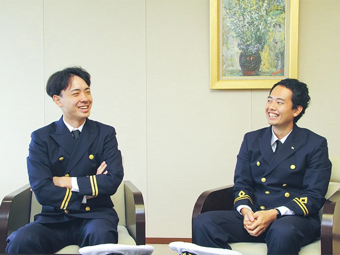 子どもたちにエールを送る現役航海士の二人