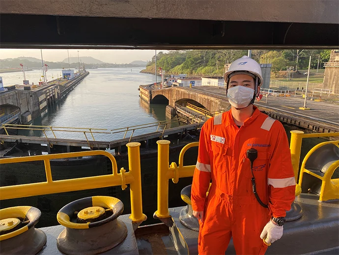 (左)パナマ運河通峡中の色川