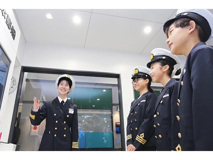 船長役のスーパーバイザー(左)が子どもたちの操船をサポート