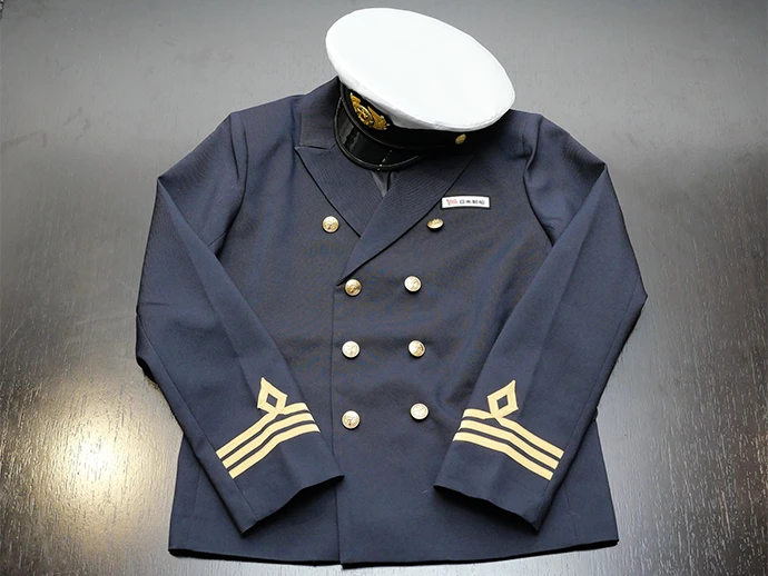 航海士着用の制服・制帽を忠実に再現。制帽には本物のバッチを使用。ボタンもオリジナルの特注品