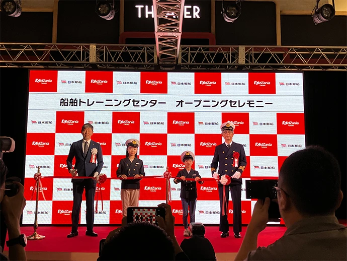 セレモニーに出席した日本郵船船長の樋口常務執行役員。「今この瞬間もどこかの海の上、どこかの船の上で行われているコミュニケーションをなぞり、全長約300mの巨大なLNG船の操船シミュレーションを体験してもらいます」