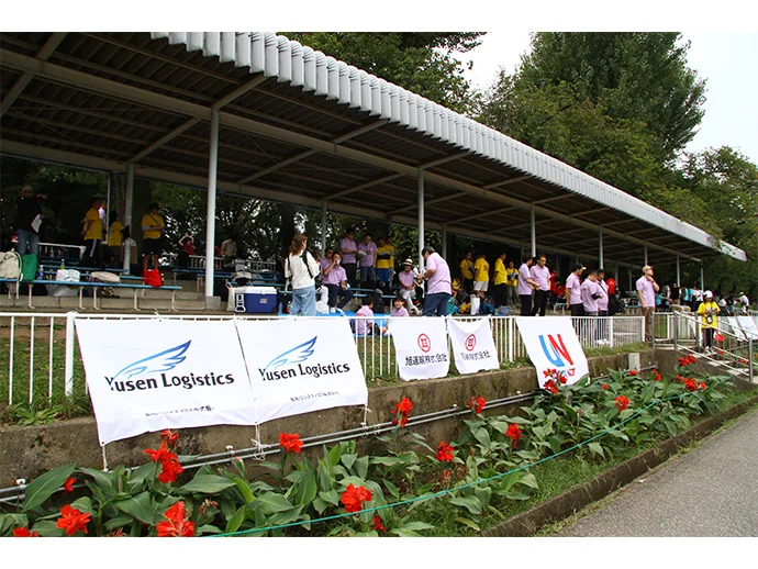 観客席には各グループ会社の横断幕が掲げられ、同僚や家族が声援を送る