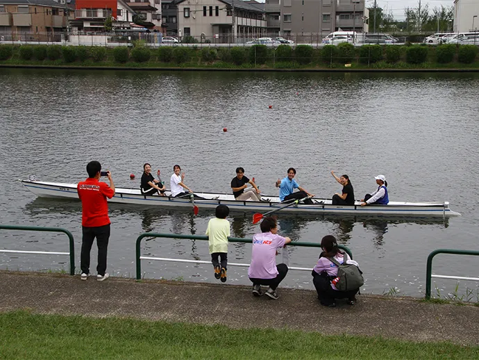 家族や同僚の声援を受けてスタート地点へ。思わずクルーの表情が緩む