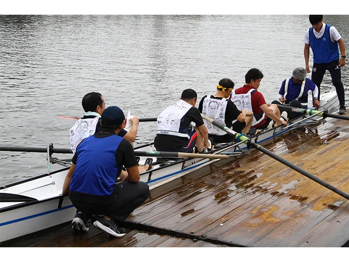 ひときわ大きな声援が送られた「役員」クラス。日本郵船役員チームは手作りの似顔絵ゼッケンを着用して参加