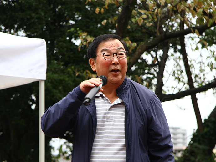 閉会式で挨拶する曽我社長。経営陣と社員の距離が近くなるのも「NYKグループ水上運動会」ならでは