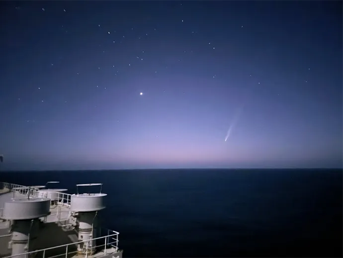 マダガスカル沖で船から撮影した紫金山アトラス彗星