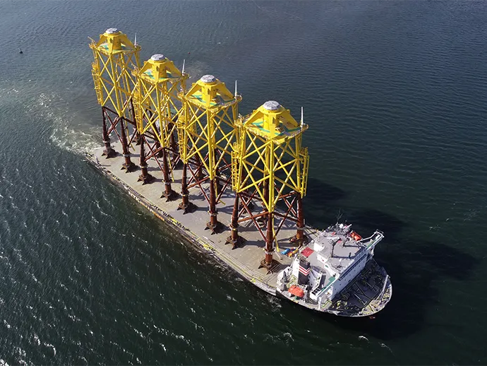 洋上風力発電設備の基礎部材であるジャケットを運ぶモジュール船 出所：NYKバルク・プロジェクト