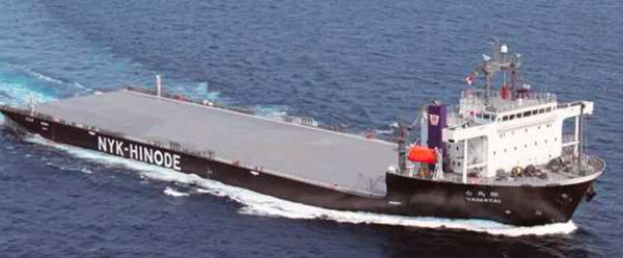 甲板は広くフラットで、重い貨物にも耐えられるよう甲板の厚さは一般的な商船の約3倍！