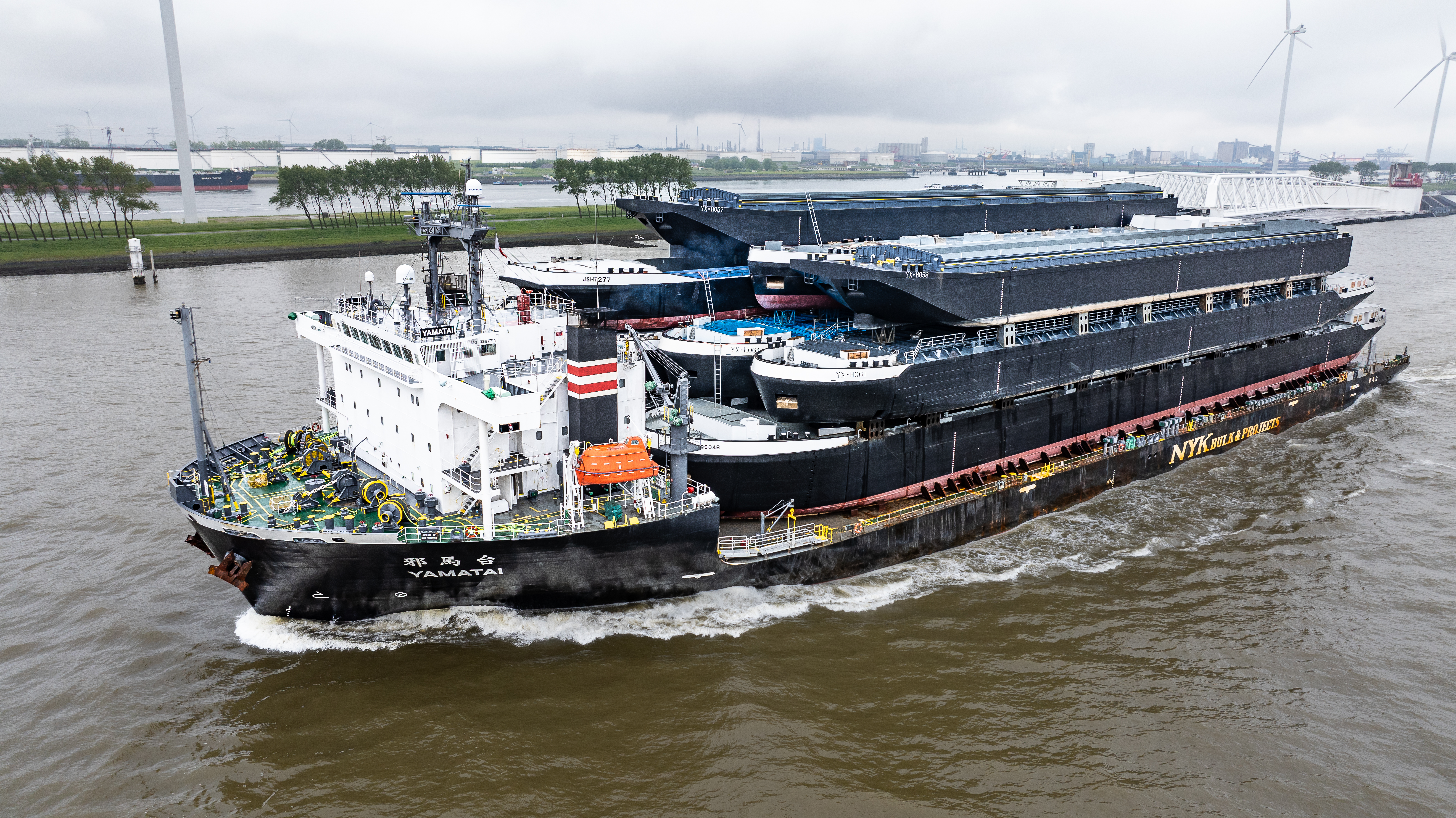 バージ（艀）を輸送するモジュール船