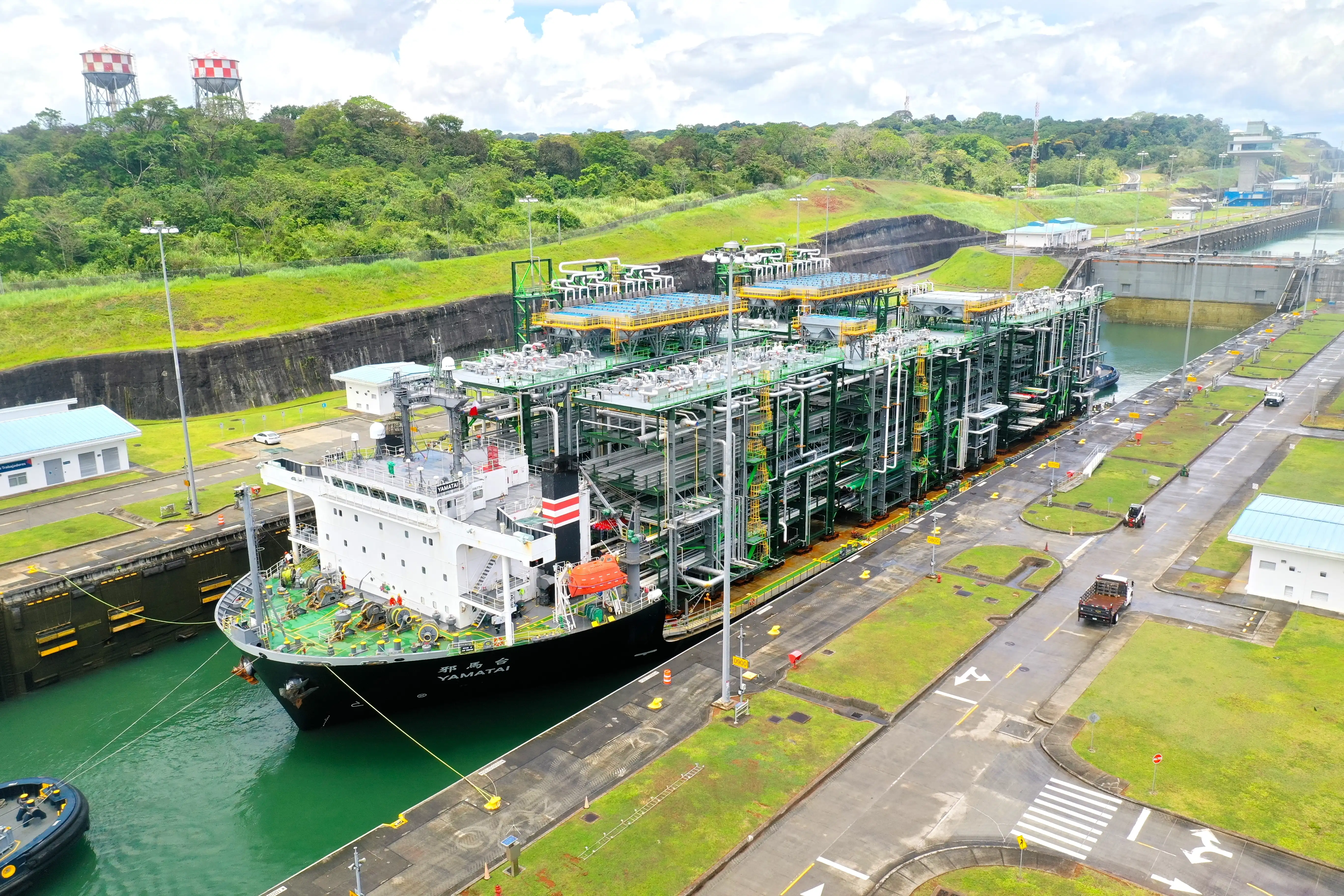 モジュール船は、巨大で重量のあるモジュールを運ぶために設計された特殊な船で、低くフラットで広大な甲板が特徴です。重量物運搬船の一種に分類されます。