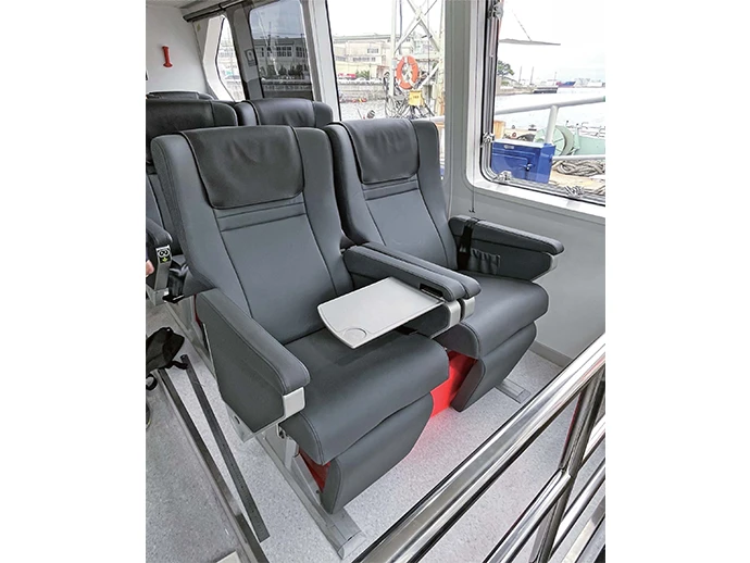 座席にはオットマン（足乗せ）やテーブルを装備