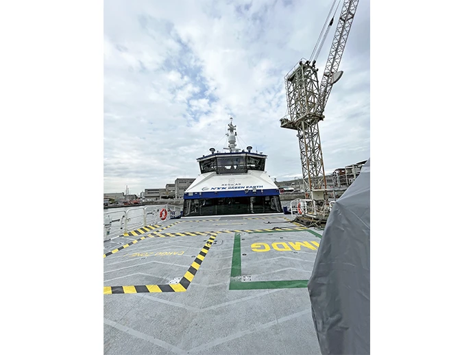 船橋の前に設けられた甲板には20フィートコンテナが置ける