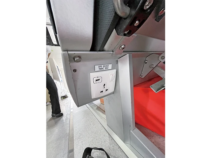 各席にUSBポートとAC電源が設けられている