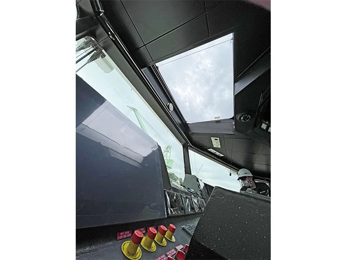 船橋の天窓からクレーン作業など上方を確認できる