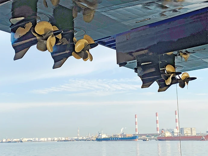 エンジンを4基搭載している。プロペラも4本