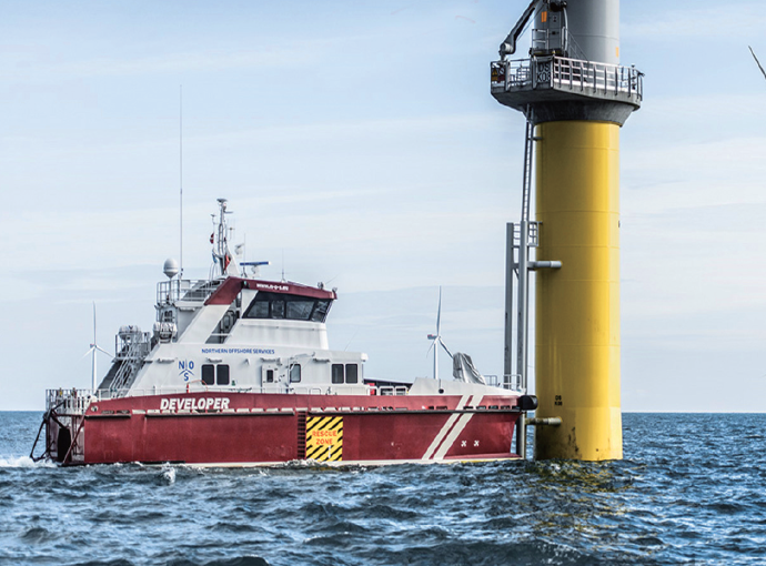 接舷時にフェンダーを押し付けて揺れを抑えることで安全に移乗できる