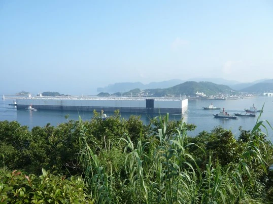 タグボートにより貯蔵船を移送