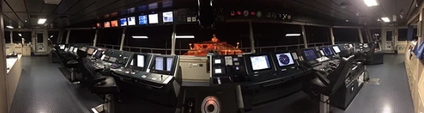 多数の機器、モニターやスイッチが設置されて、ブリッジはさながら航空機のコックピットのよう