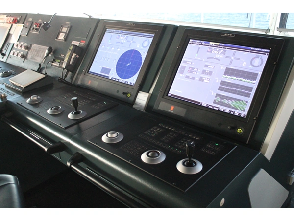 多数の機器、モニターやスイッチが設置されて、ブリッジはさながら航空機のコックピットのよう