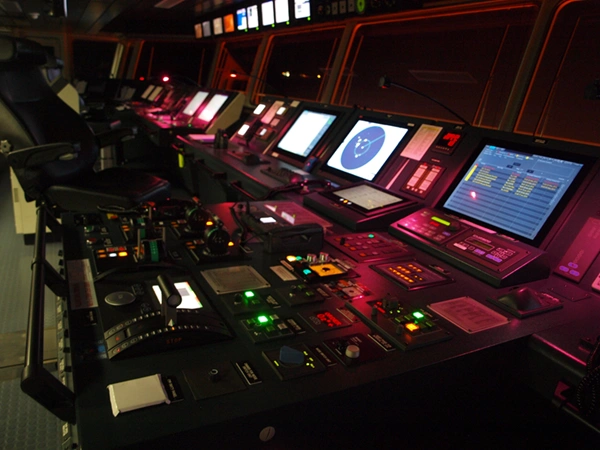 多数の機器、モニターやスイッチが設置されて、ブリッジはさながら航空機のコックピットのよう