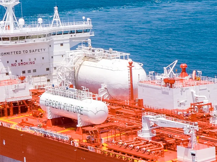 甲板上に設置されたVOCを再液化する装置