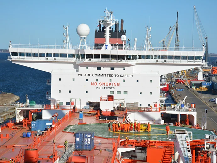 寒気を防ぐため両脇のウイングまで覆われている（全天候型船橋）