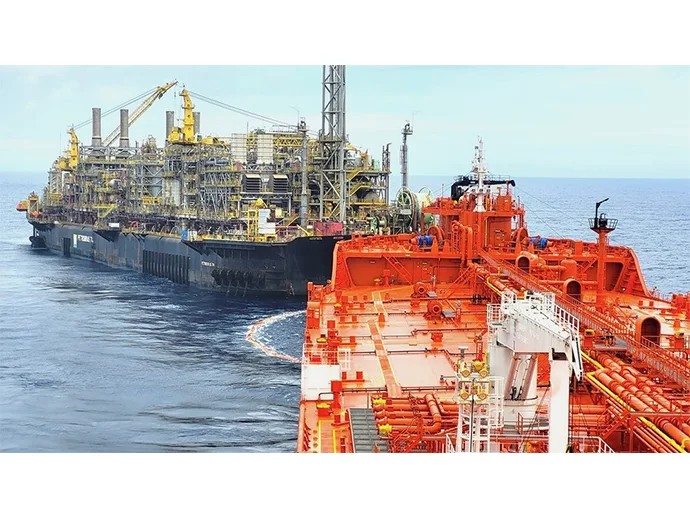シャトルタンカー（手前）とFPSO（奥）が縦列で荷役を行う（タンデムローディング）