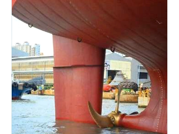 操縦性能を良くするために、舵板も特殊な形状。港内操船時などきめ細かな操船に役立つ