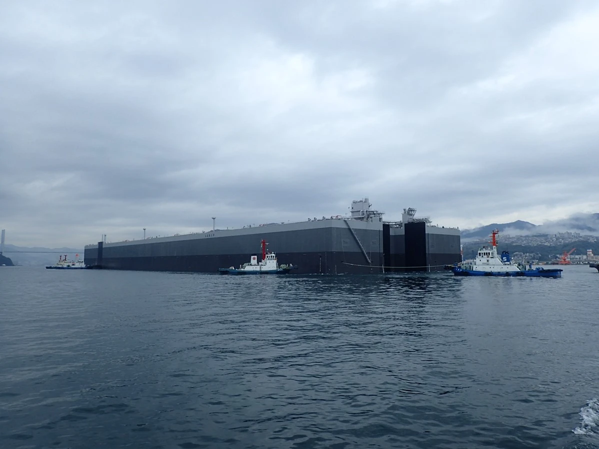 タグボートにより貯蔵船を移送